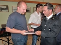 Zeugnisse übergeben (Foto: Karl-Heinz Herrmann) Zeugnisse übergeben (Foto: Karl-Heinz Herrmann)