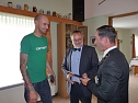 Zeugnisse übergeben (Foto: Karl-Heinz Herrmann) Zeugnisse übergeben (Foto: Karl-Heinz Herrmann)