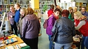 4. Bei der Bücherfee: links der Stand des Fotoclubs Sübharz, rechts die Autorinnen Isolde Kakoschky (vorn) und Irmgard Lydia Eisner (dahinter) im Gespräch mit Lesern. (Foto: Jochen Miche) 4. Bei der Bücherfee: links der Stand des Fotoclubs Sübharz, rechts die Autorinnen Isolde Kakoschky (vorn) und Irmgard Lydia Eisner (dahinter) im Gespräch mit Lesern. (Foto: Jochen Miche)