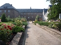 Einst Sitz des Adels, zu DDR-Zeiten Polytechnische Oberschule, heute Ort der Gastronomie und der Kunst: Schloss Wallhausen (hier der Nordeingang). (Foto: Privat)
