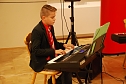 Am Keyboard erfreute mit temperamentvollen Weisen der Musiksch&uuml;ler Gregor Cissewski. (Foto: Jochen Miche)