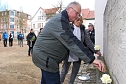 Fritz-Dieter und Heidrun Kupfernagel legen Blumen an der Gedenkst&auml;tte nieder. (Foto: Jochen Miche)
