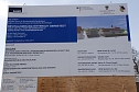 Das Bauschild am Stra&szlig;enrand gibt Auskunft &uuml;ber die Beteiligten und das angestrebte Aussehen des Objektes. (Foto: Jochen Miche)