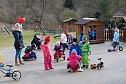 Nachdem es heute Vormittag zu regnen aufgeh&ouml;rt hatte, gingen die Kinder raus und konnten sich im weitr&auml;umigen Gel&auml;nde austoben. (Foto: Jochen Miche)