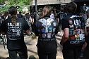 Auf der Suche nach einem Geburtstagsgeschenk muss nur das T-Shirt gelesen und eine passende CD besorgt werden. Metal-Fans senden Signale aus - und machen es ihren Liebsten leicht. (Foto: Jochen Miche)