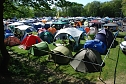 Wer legt sich bei einem Festival wie in Bornstedt schon freiwillig schlafen? Doch sp&auml;testens nach drei Tagen ist der gr&ouml;&szlig;te Durst gel&ouml;scht und der Kreislauf mit Metal vollgesogen. Dann ist es v&ouml;llig egal, ob aus dem Nachbarzelt ein Bass wummert oder unterm Zeltdach vierzig Grad herrschen: da wird selbst am Tag die Luftmatratze zum Himmelbett. (Foto: Jochen Miche)