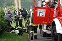 Wiederstedter Feuerwehrleute bereiten sich auf ihren Einsatz im brennenden Haus vor, um von innen zu löschen und nach möglichen Opfern zu suchen. (Foto: Jochen Miche) Wiederstedter Feuerwehrleute bereiten sich auf ihren Einsatz im brennenden Haus vor, um von innen zu löschen und nach möglichen Opfern zu suchen. (Foto: Jochen Miche)