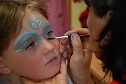 Ein Gesicht ver&auml;ndert sich: Ursula Prager schminkt die sechsj&auml;hrige Emilia. (Foto: Jochen Miche)