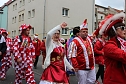 N&auml;rrinnen und Narren ziehen durch die Stadt (2) (Foto: Karl-Heinz Herrmann)