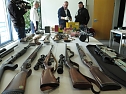 Präsentation der sichergestellten Waffen und Munition (Foto: nnz) Präsentation der sichergestellten Waffen und Munition (Foto: nnz)