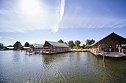 WasserLodges auf Ferienpark TerSpegelt (Foto: www.glambing.info) WasserLodges auf Ferienpark TerSpegelt (Foto: www.glambing.info)