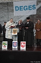 &Uuml;bergeben (Foto: F. Jeschke)