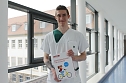 Felix Baum, Auszubildender des Helios Bildungszentrums Mansfeld-S&uuml;dharz mit einem Typisierungsset der DKMS.   (Foto: Helios Klinik )