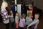 Wolfgang Rübsamen (r.) und Klaus Fahrenholz (im Hintergrund), beide vom Druckereiverein, sowie Kita-Praktikantin Kim Höhne mit "Kolumbus"-Kindern im Drucksaal an der Rotationsdruckmaschine. (Foto: Jochen Miche) Wolfgang Rübsamen (r.) und Klaus Fahrenholz (im Hintergrund), beide vom Druckereiverein, sowie Kita-Praktikantin Kim Höhne mit "Kolumbus"-Kindern im Drucksaal an der Rotationsdruckmaschine. (Foto: Jochen Miche)
