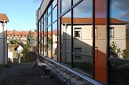 Das Hettstedter Gymnasium macht es nicht jedem leicht, sofort den Durchblick zu erhalten. Doch dafür gibt es Türen und - für die, die von außen anklopfen - von innen freundlich geöffnete Fenster. (Foto: Jochen Miche) Das Hettstedter Gymnasium macht es nicht jedem leicht, sofort den Durchblick zu erhalten. Doch dafür gibt es Türen und - für die, die von außen anklopfen - von innen freundlich geöffnete Fenster. (Foto: Jochen Miche)