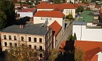 Das Hettstedter Gymnasium lässt sich auch gut von oben herab betrachten. Einblicke verwehrt es auf diese Weise indes. (Foto: Jochen Miche) Das Hettstedter Gymnasium lässt sich auch gut von oben herab betrachten. Einblicke verwehrt es auf diese Weise indes. (Foto: Jochen Miche)