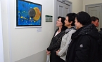"Sonnenfinsternis oder: Der Mond versteckt die Sonne" ist der Titel dieses Bildes, das Johanna, Helene und Kinder der Eichh&ouml;rnchengruppe (alle sechs Jahre alt) geschaffen haben. Den Betrachterinnen gef&auml;llt es. (Foto: Jochen Miche)