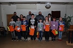 Aufstellung zum Erinnerungsfoto mit den Partnern des Projektes. Auf die acht Schulweghelfer, die aus Sangerhausen, Roßla, Breitenbach, Kelbra, Stolberg und anderen Orten kommen, wartet eine verantwortungsvolle und nicht immer leicht zu bewältigende Aufgabe. (Foto: Jochen Miche) Aufstellung zum Erinnerungsfoto mit den Partnern des Projektes. Auf die acht Schulweghelfer, die aus Sangerhausen, Roßla, Breitenbach, Kelbra, Stolberg und anderen Orten kommen, wartet eine verantwortungsvolle und nicht immer leicht zu bewältigende Aufgabe. (Foto: Jochen Miche)