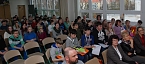 "Ihr seid nicht nur zum Applaudieren hier, sondern damit ihr darüber nachdenkt, dass im nächsten Jahr vielleicht ihr die Ausbildung zum Schulweghelfer macht", meinte, an die Schüler im Saal gewandt, mit einem aufmunternden Lächeln Andreas Hintze von der Landesverkehrswacht. (Foto: Jochen Miche) "Ihr seid nicht nur zum Applaudieren hier, sondern damit ihr darüber nachdenkt, dass im nächsten Jahr vielleicht ihr die Ausbildung zum Schulweghelfer macht", meinte, an die Schüler im Saal gewandt, mit einem aufmunternden Lächeln Andreas Hintze von der Landesverkehrswacht. (Foto: Jochen Miche)