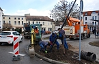 Der neue Laternenmast wird versenkt. (Foto: Jochen Miche)