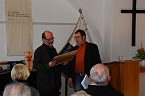 Bernhard Richter, Freund des Vereins, brachte als Geburtstagsgeschenk eine Zusammenstellung historischer Postkarten aus seiner umfangreichen Sammlung. (Foto: Jochen Miche)
