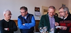 Im Publikum auch Politprominenz: Hier FDP-Kreisvorsitzender, Vereinsmitglied Harald Oster (2. v. l.) im Gespr&auml;ch. (Foto: Jochen Miche)