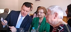 Wird die Landtagswahl am 13. M&auml;rz Geschichte schreiben? Der Chef der CDU-Fraktion im Landtag, Andr&eacute; Schr&ouml;der, im Gespr&auml;ch mit anderen Vereinsmitgliedern. (Foto: Jochen Miche)