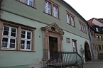 Das Gemeindehaus von der Riestedter Stra&szlig;e aus gesehen. (Foto: Jochen Miche)