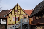 Von der Hofseite aus fallen die sanierten Geb&auml;udeteile sowie ein moderner Personenlift auf. (Foto: Jochen Miche)