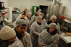 Sauberkeit ist Trumpf in der Molkerei. Also erhalten die Besucher Einweg-Kopfbedeckungen, -Kittel und -Schuhüberzieher. (Foto: Jochen Miche) Sauberkeit ist Trumpf in der Molkerei. Also erhalten die Besucher Einweg-Kopfbedeckungen, -Kittel und -Schuhüberzieher. (Foto: Jochen Miche)