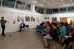 Roter Faden in der Galerie in der Kreissparkasse Nordhausen (Foto: nnz) Roter Faden in der Galerie in der Kreissparkasse Nordhausen (Foto: nnz)