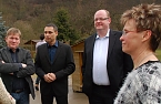 Im Gespräch auf dem Hof der Einrichtung (von links): Landtagsabgeordneter Norbert Born, Bürgermeister Andreas Zinke, Finanzstaatssekretär Jörg Felgner und die Leiterin der Kindertagesstätte mit Hort, Kerstin Duwensee. (Foto: Jochen Miche) Im Gespräch auf dem Hof der Einrichtung (von links): Landtagsabgeordneter Norbert Born, Bürgermeister Andreas Zinke, Finanzstaatssekretär Jörg Felgner und die Leiterin der Kindertagesstätte mit Hort, Kerstin Duwensee. (Foto: Jochen Miche)