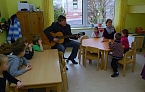 Ein Landtagsabgeordneter, der mal keine politischen Reden hält, sondern Kindern (und Erwachsenen) mit einem Lied Freude bereitet: Norbert Born. (Foto: Jochen Miche) Ein Landtagsabgeordneter, der mal keine politischen Reden hält, sondern Kindern (und Erwachsenen) mit einem Lied Freude bereitet: Norbert Born. (Foto: Jochen Miche)