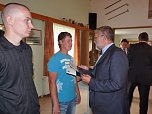Zeugnisse &uuml;bergeben (Foto: Karl-Heinz Herrmann)