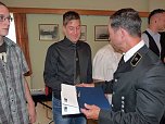 Zeugnisse &uuml;bergeben (Foto: Karl-Heinz Herrmann)