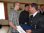 Zeugnisse &uuml;bergeben (Foto: Karl-Heinz Herrmann)