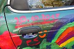 Der Tag, an dem das Werk entstand, wurde auf der T&uuml;r verewigt. Die K&uuml;nstler selbst hinterlie&szlig;en ihr Autogramm in aller Bescheidenheit auf der Motorhaube. (Foto: J. Miche)