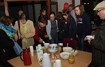 Trubel herrschte im Vorraum zur Winterkirche. S&uuml;&szlig;speisen und interessante Gespr&auml;che lockten. (Foto: Jochen Miche)