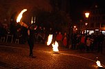Hei&szlig; und vor allem akrobatisch ging es zu bei der Feuer-Show zwischen Kirche und Pfarrhaus. (Foto: Jochen Miche)