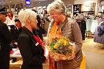 Oberbürgermeisterin Jutta Fischer (rechts) dankte AWG Filialleiterin Kathrin Bellstedt für die gute Zusammenarbeit mit einem Blumenstrauß. (Foto: Jochen Miche) Oberbürgermeisterin Jutta Fischer (rechts) dankte AWG Filialleiterin Kathrin Bellstedt für die gute Zusammenarbeit mit einem Blumenstrauß. (Foto: Jochen Miche)