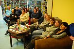 Das gro&szlig;e Sofa l&auml;dt ein, sich hinein zu kuscheln, die Beine anzuziehen und selbst ein Buch zu lesen. Oder einer Autorin zu folgen, die Spannendes - auch &uuml;ber das Werden eines Buches - zu erz&auml;hlen wei&szlig;. (Foto: Jochen Miche)