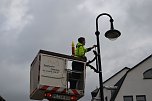 Heute wurden Lichterdekorationen in Hettstedt montiert und ausprobiert. Die Birnen leuchten. (Foto: Jochen Miche)