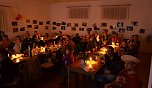 Erst bei der Vorf&uuml;hrung eines Films, der Bilder aus der Geschichte der Kampfkunstschule Osterhausen zeigte, kamen die Kerzen auf den Tischen richtig zur Geltung und vermittelten einen leicht romantischen Eindruck. (Foto: Jochen Miche)