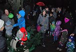 Viele, viele Menschen waren in das Hettstedter Sonnenhaus gekommen, darunter sogar der Weihnachtsmann, der sich nat&uuml;rlich auf seinem Schlitten ziehen lie&szlig;. (Foto: Jochen Miche)