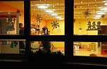 Blick durch das weihnachtlich geschm&uuml;ckte Fenster in eine der zwei Waffelb&auml;ckereien. Hier halfen flei&szlig;ige Bundesfreiwillige, den Riesenappetit der Kinder und Erwachsenen nach dem duftenden Geb&auml;ck zu stillen. (Foto: Jochen Miche)