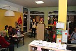 "B&uuml;cherfee" Sylvia Geilert erkl&auml;rt den Besuchern der Mundartveranstaltung, dass alle Spenden dieses Abends in die Aktion "Hettstedter Weihnachtsp&auml;ckchen" flie&szlig;en. (Foto: Andr&eacute; Kosig)
