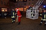 Unendliche Dankbarkeit beim Nikolaus f&uuml;r die freundliche Unterst&uuml;tzung durch die Hettstedter Feuerwehrleute. Ohne sie h&auml;tte der Nikolaus eine m&uuml;hsame Reise im Schlitten auf sich nehmen m&uuml;ssen - ohne Schnee ein m&uuml;hsames Vorhaben. (Foto: Jochen Miche)