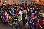 Gespannt verfolgten die Kinder an der Rathaustreppe, welche Aufgaben der Nikolaus verteilte. Unter anderem musste ein Weihnachtsbaum geschm&uuml;ckt werden. (Foto: Jochen Miche)