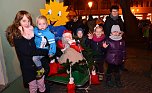 Die Sonnenscheinkinder waren wieder einmal die Pfiffigsten auf dem Markt. Sie zeigten dem Nikolaus, wie man ebenfalls bei Schneemangel sein Ziel erreichen kann: mit dem Handwagen. In dem hatte es sich &uuml;brigens schon der Weihnachtsmann gem&uuml;tlich gemacht, der auf dem Heimweg den Sack voller S&uuml;&szlig;igkeiten bewachte. (Foto: Jochen Miche)