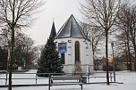 Auf Schnee musste der Weihnachtsmarkt rund um die Sangerh&auml;user Marienkirche warten - bis heute. Nun ist er da, daf&uuml;r ist der Weihnachtsmann weg. (Foto: Jochen Miche)